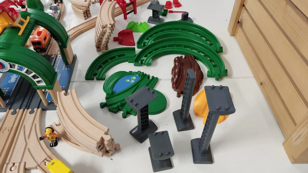 Brio Holzspielzeug/Eisenbahn Konvolut mit Holzkiste – Bild 8