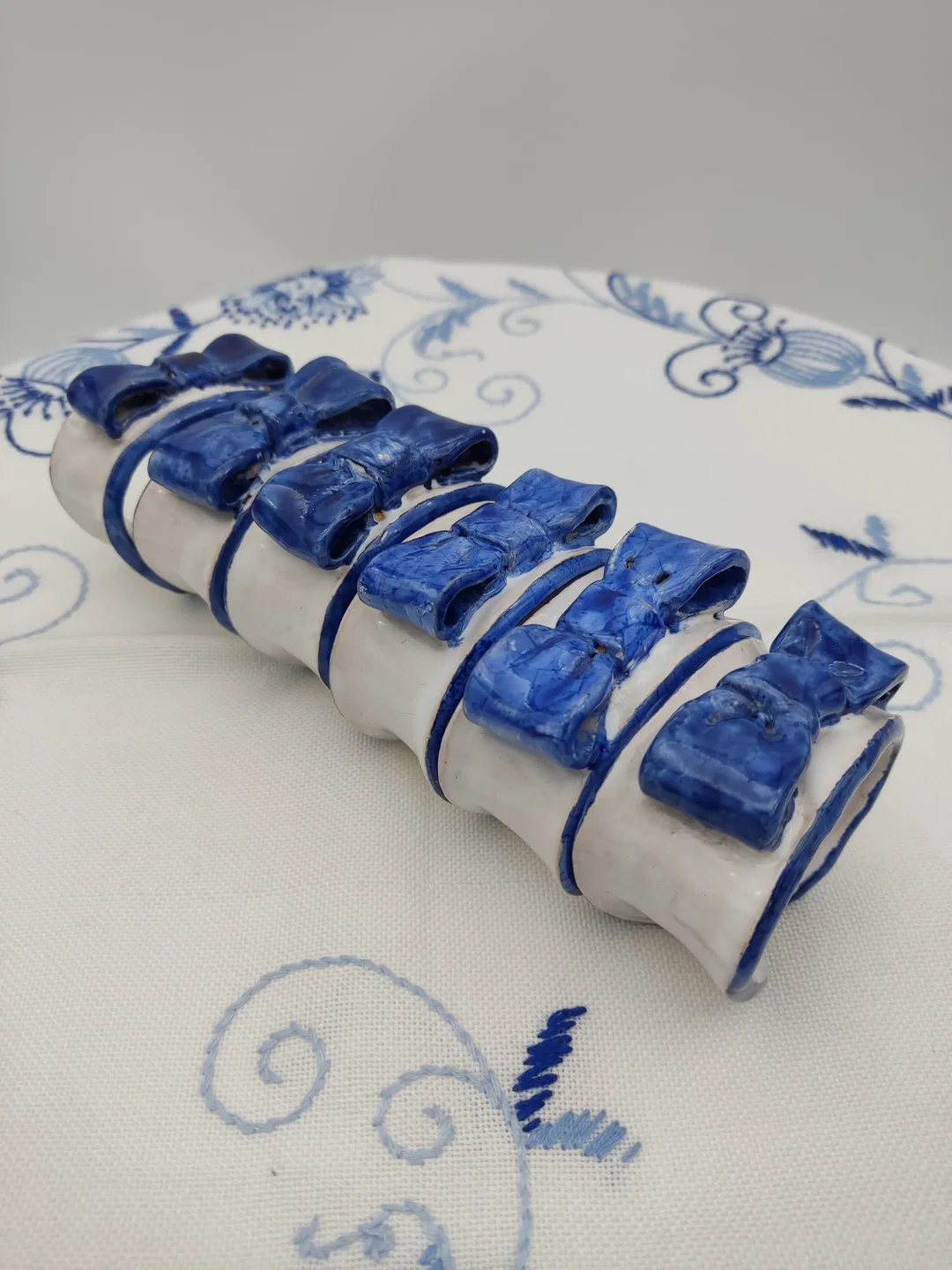 Keramik-Serviettenring mit Schleife 6er-Set | Blau-Weiß Design – Bild 9