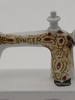 Puppenhaus Zubehör: Miniatur Metall Singer Nähmaschine | Sammlerstück mit Charakterspur - Bild 6