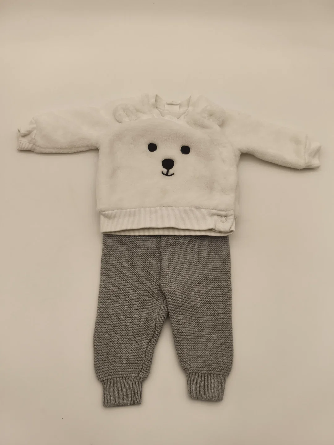 2 Sets: Baby-Hosen mit Oberteil, Gr. 50/56 - Bild 1