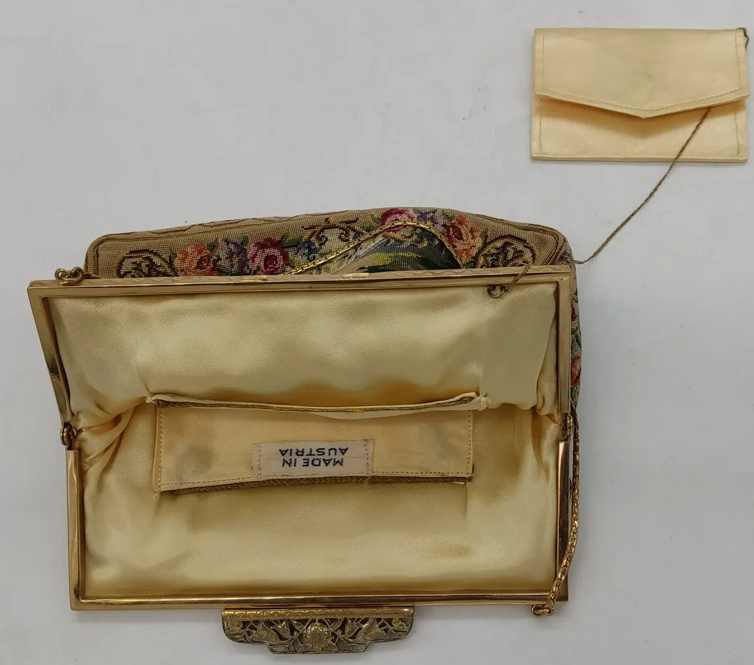 Petit Point Täschchen / Handtasche mit Seidenfutter, kleiner Spiegel, Seidenbrief mit Kette – Bild 5