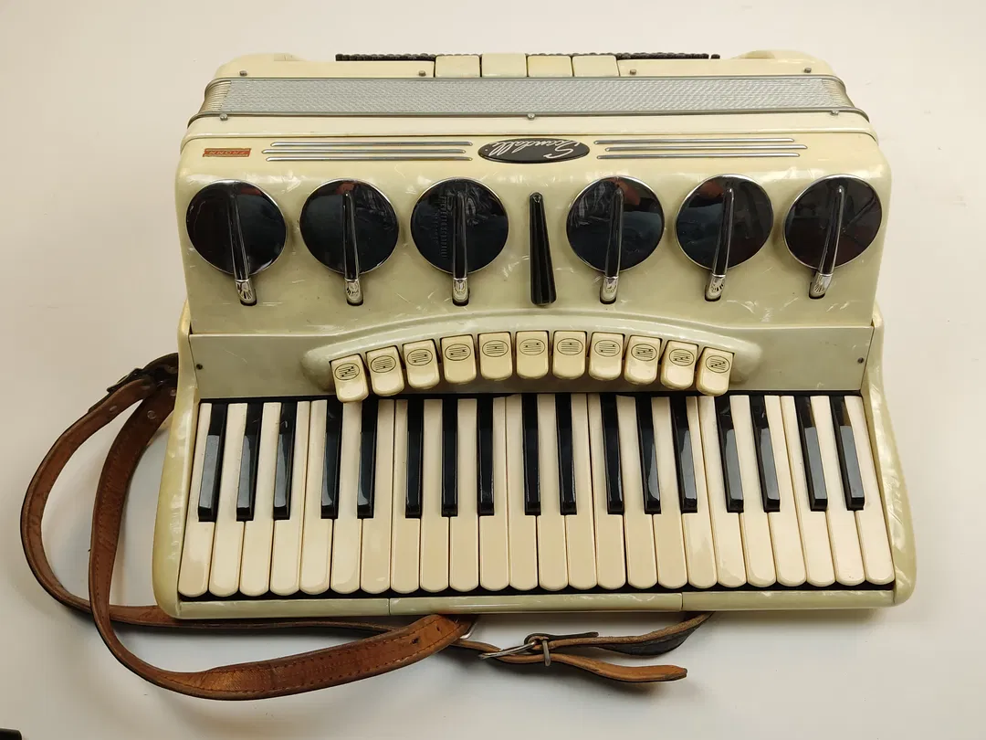 Akkordeon von SCANDALLI BREVETTO mit Sax-Klappen perlmutt inkl. Tragekoffer & 2 Mikrofone - Bild 1