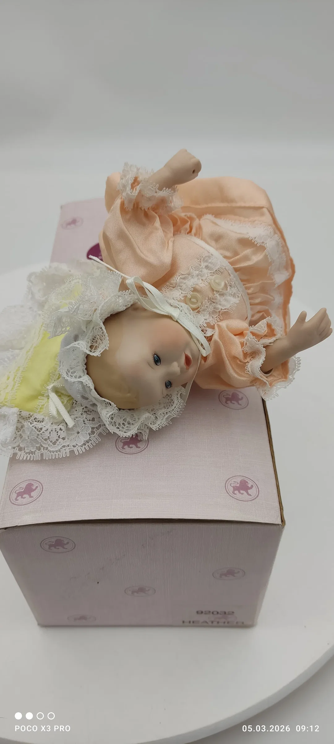 Ashton Drake Porzellanpuppe 'Heather' | Sammlerstück – Bild 7
